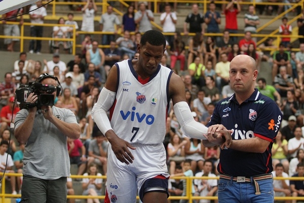 Jhonatan Luz saiu de quadra amparado pelo fisioterapeuta Rogério Barbosa 